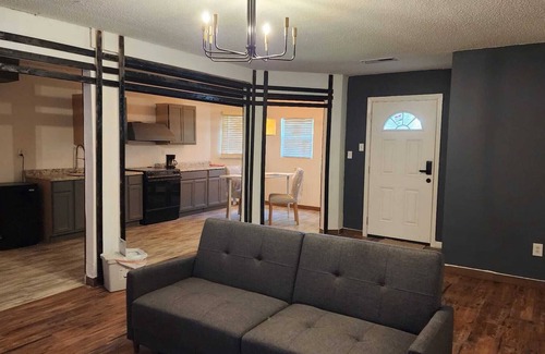 Memphis House | Charming 1-bedroom house in marvelous Memphis with AC