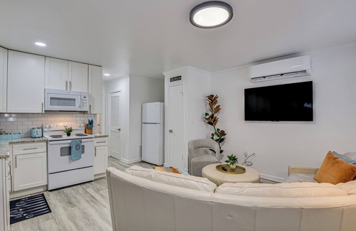 Harrisburg House | Charming 1-bedroom near Medical and Golf! Ground Unit A!