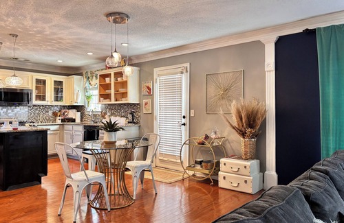 Ellenwood Apartment | Charming 1-bedroom suite in lovely Ellenwood. Located on the first floor