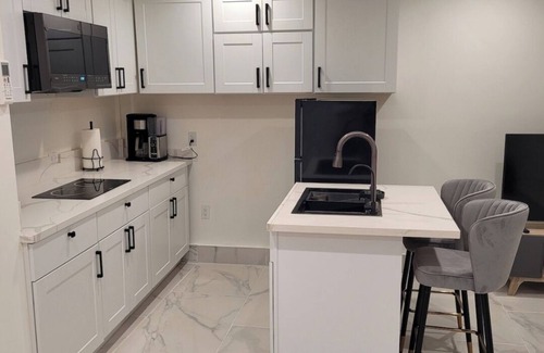Oak Park Apartment | Charming 1 bedroom suite with Full Kitchen, Washer, Dryer, AC, Patio and WiFi.