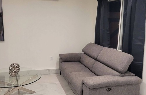 Oak Park Apartment | Charming 1 bedroom suite with Full Kitchen, Washer, Dryer, AC, Patio and WiFi.