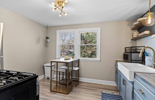 Milwaukee Apartment | Charming 1-bedroom upper apartment with WiFi near Wauwatosa, Wi