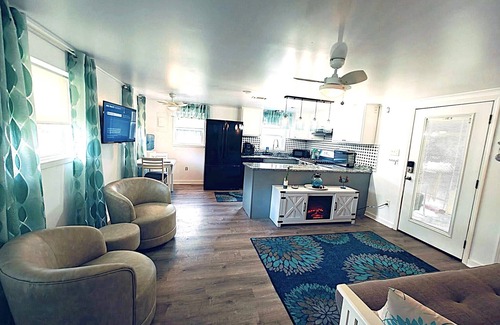 Bay St Louis Cottage | Charming 1-bedroom cottage, AC, pool, fitness room in Bay St. Louis