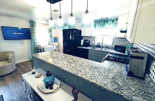 Bay St Louis Cottage | Charming 1-bedroom cottage, AC, pool, fitness room in Bay St. Louis