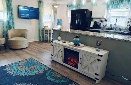 Bay St Louis Cottage | Charming 1-bedroom cottage, AC, pool, fitness room in Bay St. Louis