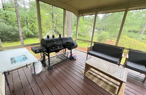 Pine Forest House | Charming 1-bedroom house in Fayetteville with AC, WiFi, and many more amenities!