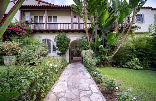 Hollywood Hills Apartment | Charming 1-Bedroom Serviced Apartment in Los Angeles x Native