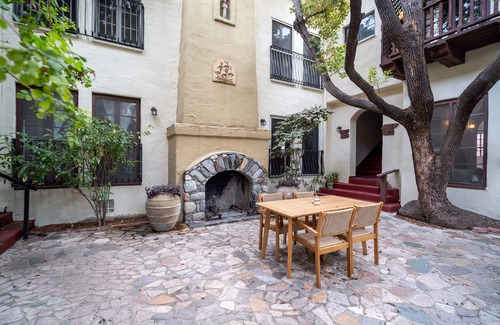 Hollywood Hills Apartment | Charming 1-Bedroom Serviced Apartment in Los Angeles x Native