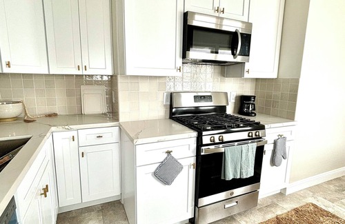 Mar Vista House | Charming 1-bedroom house in welcoming Los Angeles with laundry in-unit