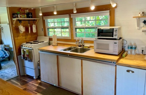 Punta Gorda Cottage | Charming 1-bedroom mini cottage in enjoyable Punta Gorda with WiFi, AC