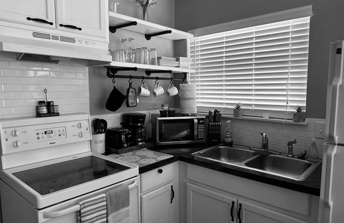 Highland Park Cottage | Charming 1-bedroom cottage in welcoming San Antonio with AC