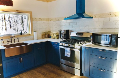 Hancock Cottage | Charming 120-year-old farmhouse by the creek