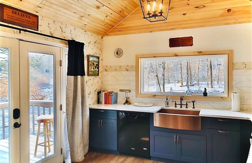 Hancock Cottage | Charming 120-year-old farmhouse by the creek
