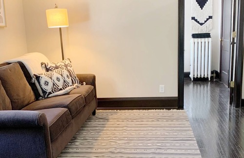 Victory Apartment | Charming 1920s 2bd Apartment in Convenient Location for Monthly+ Stays