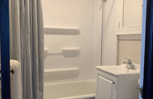 Victory Apartment | Charming 1920s 2bd Apartment in Convenient Location for Monthly+ Stays
