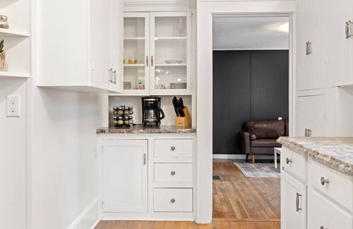 Hendersonville House | Charming 1930s bungalow in Hendersonville, NC- book today!