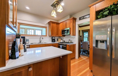 Newberg House | Charming 19th century craftsman designed for mid-sized groups