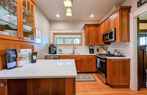 Newberg House | Charming 19th century craftsman designed for mid-sized groups