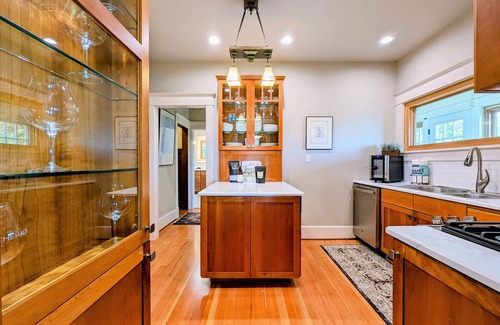 Newberg House | Charming 19th century craftsman designed for mid-sized groups