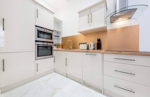 Paddington Apartment | Charming 1B Apartment next to Station