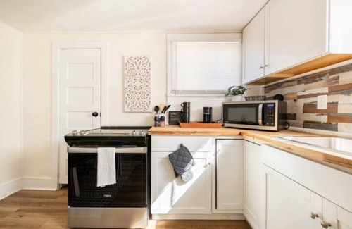 Danville Apartment | Charming 1bd/1bath on Main St.