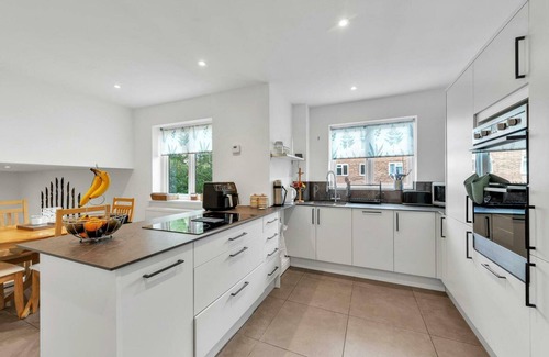 London Borough of Bromley Apartment | Charming 1BD Flat with Parking in Bromley