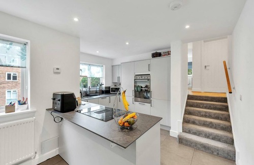 London Borough of Bromley Apartment | Charming 1BD Flat with Parking in Bromley