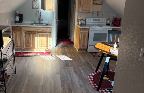 Knik-Fairview House | Charming 1bfd 1bth apartment in a custom home on golf course! Play for free!