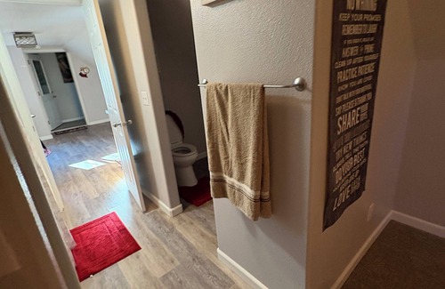 Knik-Fairview House | Charming 1bfd 1bth apartment in a custom home on golf course! Play for free!