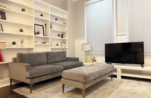 Albany Apartment | Charming 1BR Albany retreat w/parking & full kitchen, near MVP Arena, Washington Park & dining