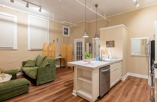 Albany Apartment | Charming 1BR Albany retreat w/parking & full kitchen, near MVP Arena, Washington Park & dining