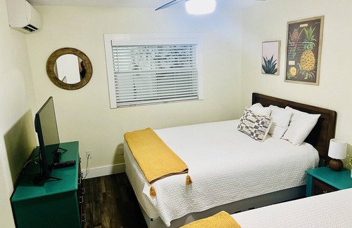 Safety Harbor Hotel | Charming 1BR Cottage w/2 Queens
