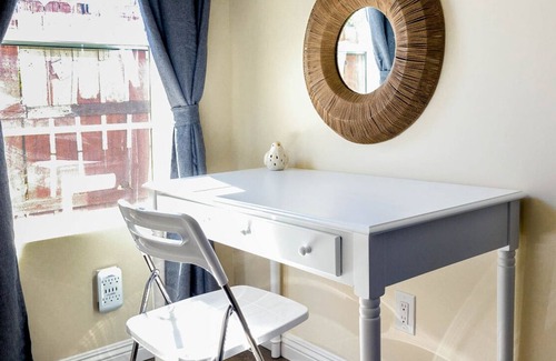 Alhambra House | Charming 1BR Farmhouse + Near DTLA #TravelSGV