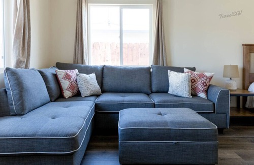 Alhambra House | Charming 1BR Farmhouse + Near DTLA #TravelSGV
