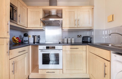 Tower Hill Apartment | Charming 1BR Near Tower Bridge Walks