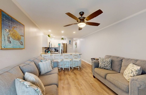 Caine Woods Condo | Charming 1st-floor condo w/community pool & furnished patio - walk to the beach