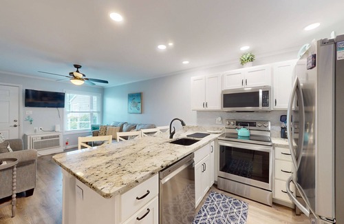Caine Woods Condo | Charming 1st-floor condo w/community pool & furnished patio - walk to the beach