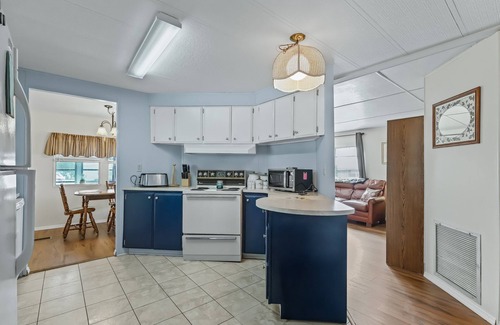 Silver Lake House | Charming 2/2 Manufactured Home in the Village of Silver Lake – Includes Golf Car