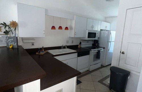 Northwest Pensacola House | Charming 2-bdr home, fenced byard, fully equipped, central location