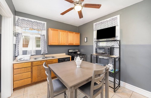 Roselawn Finance Apartment | Charming 2-bdrm Apartment near University, Zoo & Hospitals