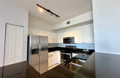 Downtown West Palm Beach Condo | Charming 2-BDRM 2-BA PENTHOUSE TOP FLOOR condo in Downtown West Palm Beach, pkng
