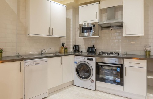 Avonmore and Brook Green Apartment | Charming 2 Bed Apartment Kensington Olympia