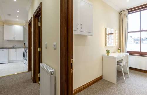 Avonmore and Brook Green Apartment | Charming 2 Bed Apartment Kensington Olympia