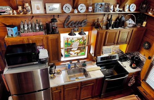 Franklin Cabin | Charming 2-bed Cozy Cabin w/WiFi, AC & centrally located between three Mtn towns