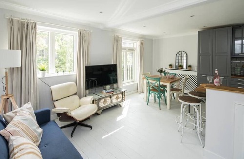 Colville House | Charming 2 Bed Cottage with Romantic Loft
