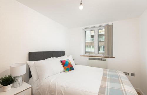 Oakleigh Apartment | Charming 2 bed house in New Barnet with Balcony & Parking