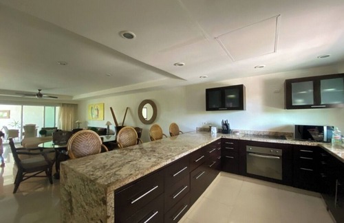 Puerto Aventuras Apartment | Charming 2-bedroom apartment with AC, WiFi in serene Puerto Aventuras