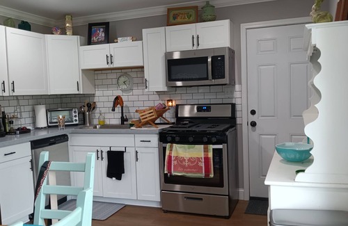 Grand Island House | Charming 2-bedroom house in delightful Grandyle Village with AC