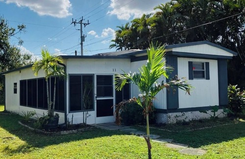 Diplomat House | Charming 2-bedroom mobile home with AC, WiFi in North Fort Myers