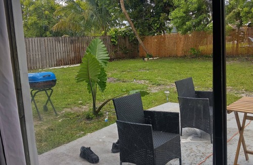 North Lauderdale House | Charming 2-bedroom bungalow in welcoming North Lauderdale with WiFi, AC
